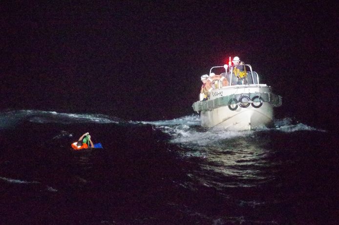 De Japanse kustwacht heeft één Filipijns bemanningslid kunnen redden.