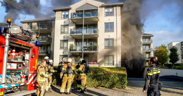 Woningen boven parkeergarage ontruimd bij grote brand in Oosterhout: ‘Oma zag rook, we pakten onze jas en gingen snel naar buiten'.