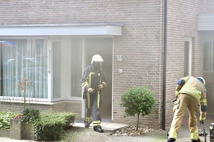 Bij een woning aan de Noordwal in Oldenzaal, pal naast het politiebureau, is maandagmiddag brand uitgebroken in een sauna achter het huis.

Een persoon is door ambulancepersoneel uit voorzorg gecontroleerd. 

De brandweer heeft de brand geblust en de woning, welke vol rook stond, geventileerd. 

Stichting Salvage zal de gedupeerde bijstaan bij de afwikkeling van de schade. 

**DE VIDEO STAAT BIJ U OP DE SERVER en is als bestand te downloaden via de onderstaande wetransfer-link**