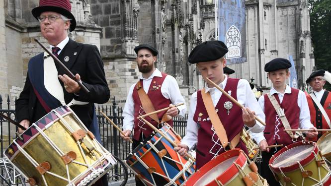 Dertig Brabantse gilden feliciteren de 800-jarige Sint-Jan; folklore én spiritualiteit kleurrijk verweven