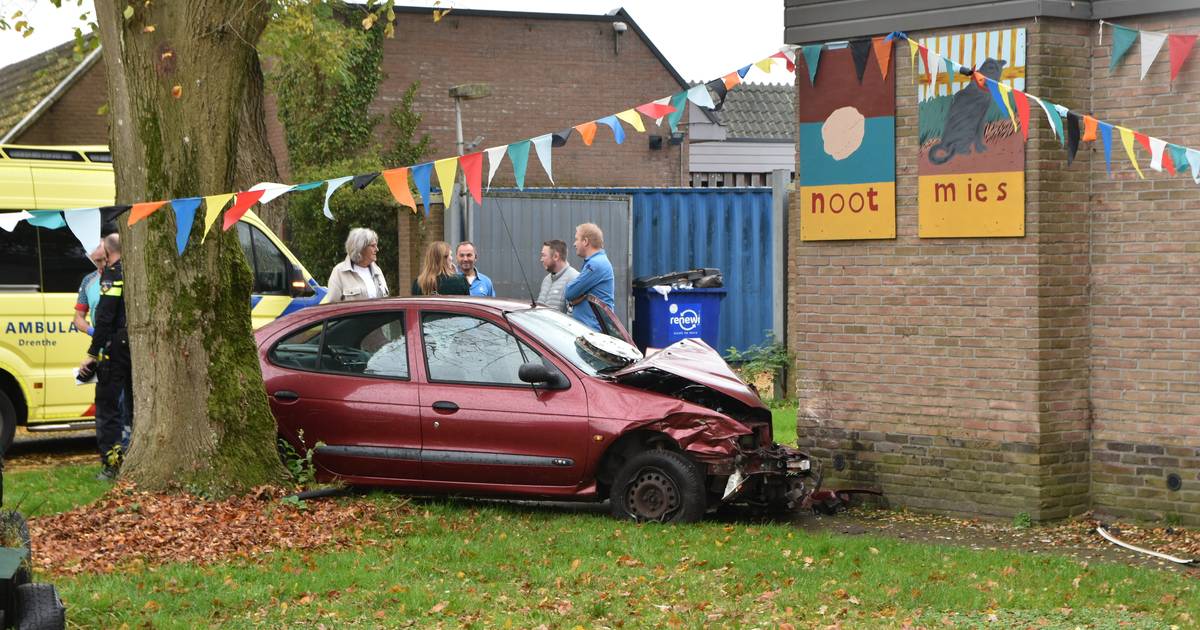 Auto tegen kringloopwinkel aangereden op Dorpsstraat in Havelte
