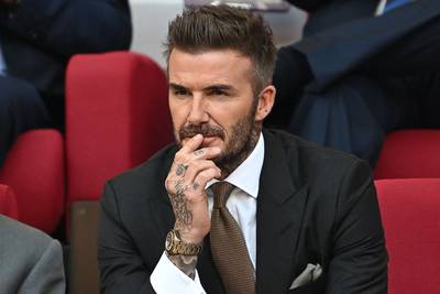 Bekend gaytijdschrift noemt David Beckham ‘gevallen idool’ na zijn bijdrage aan het WK: “Hij verkocht zijn ziel”
