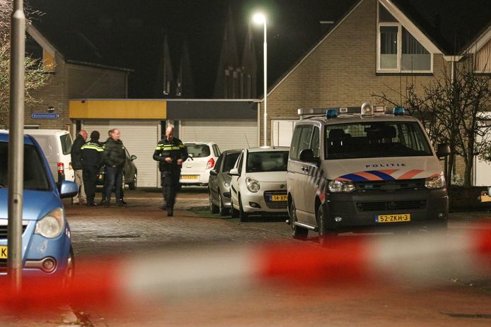 Aan de Bunschotenlaan in Emmeloord is een schietincident geweest. De politie voerde er dinsdagavond een forensisch onderzoek uit.