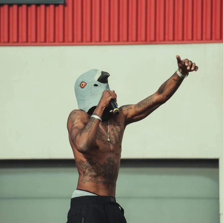 Rapper Doevoe rapt over het leven op straat met een duivenmasker