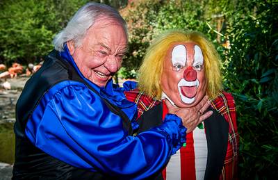 Bassie presenteert zijn boek Allememaggies