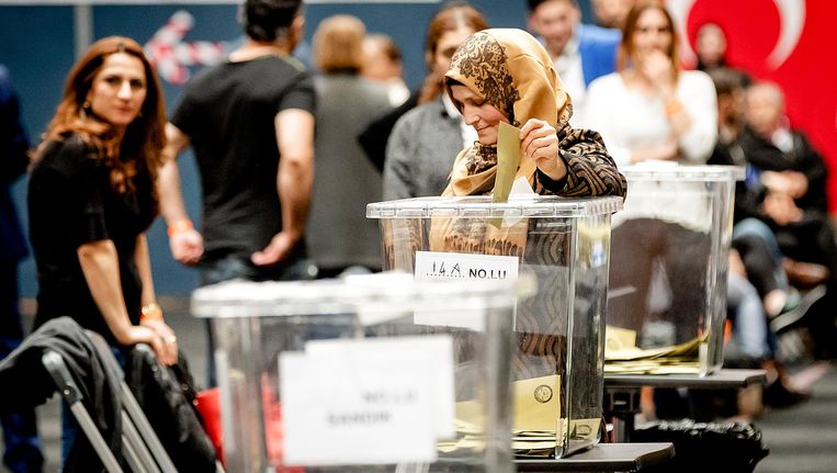 Een stemlokaal in Deventer waar gestemd kon worden voor het Turks referendum. Beeld anp