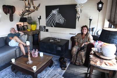 Hele wereld komt bij elkaar in Kruisland: ‘Die speren heeft mijn vader gescoord in de bush, geruild 