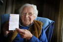 De 101-jarige Bert Rakhorst uit Enschede met zijn stempas. En die gebruikt hij vandaag.