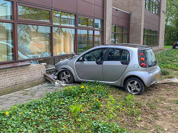 Vrouw Ziet Spin Op Haar Been En Rijdt Met Auto Tegen Pand In - 