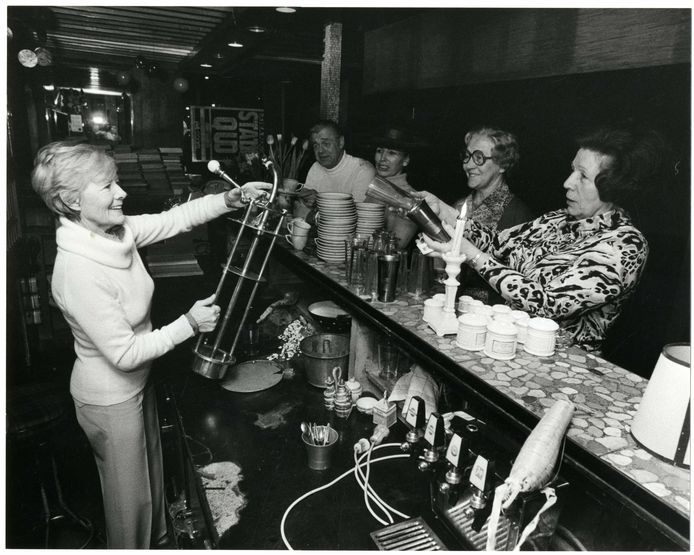 Eigenaresse Martha Tocci-Schmidt (l.) achter de bar in februari 1978. Die maand sloot de legendarische milkbar.