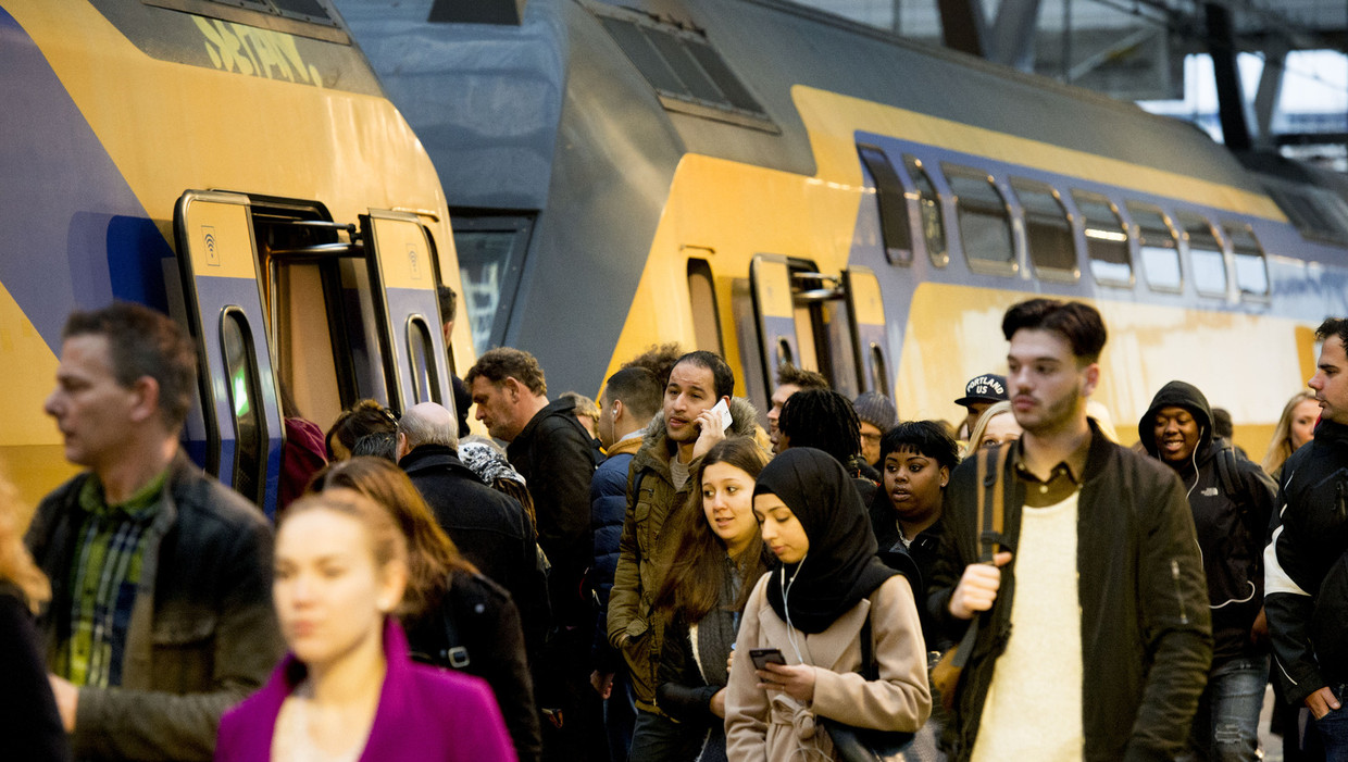 Reizigers stappen op de trein op Rotterdam Centraal. Beeld anp