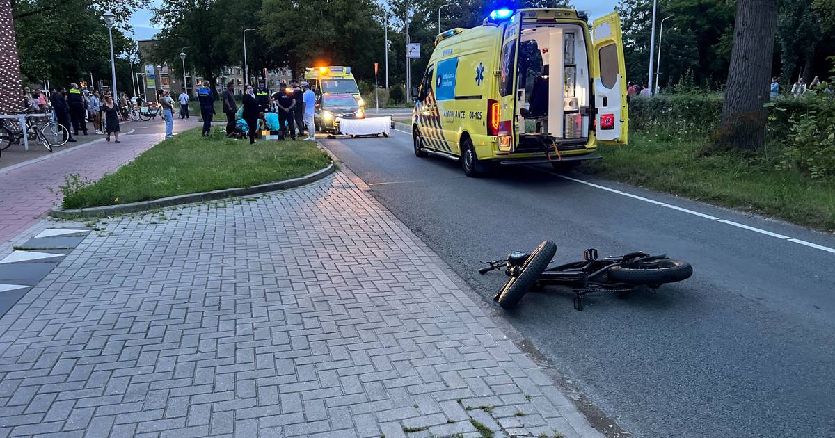Meisjes op fatbike gewond bij botsing met auto op oversteekplaats bij winkelcentrum Deventer.