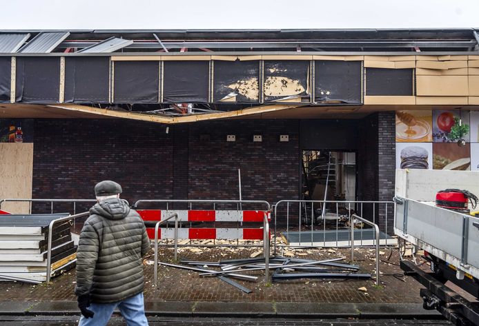 Bij een explosie in het winkelcentrum Beverhof in Beverwijk liep de gevel van een Poolse supermarkt forse schade op.