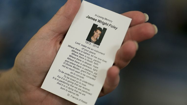 Een herdenkingskaart voor de Amerikaanse fotojournalist James Foley die vorige week werd vermoord door IS. Beeld AFP
