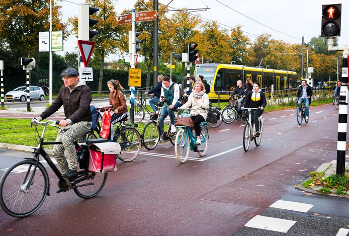 Negende regeren te rechtvaardigen Utrechters vaker op de fiets naar het werk dan andere Nederlanders en ze  kijken ook niet op een afstandje | Utrecht | AD.nl