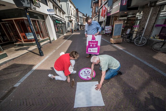 De Oldenzaalse binnenstad wordt corona-proof gemaakt. Jeff van den Biggelaar (staand) kijk toe.