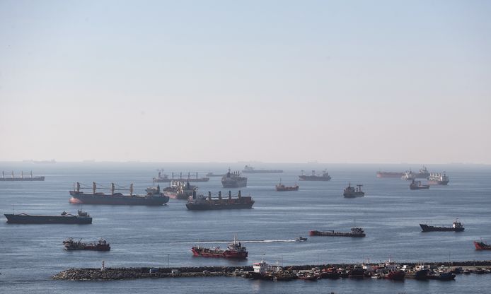 Een luchtfoto toont vrachtschepen die graan vervoeren bij de zuidelijke ingang van de Bosporus in Istanbul, op 22 oktober 2022.