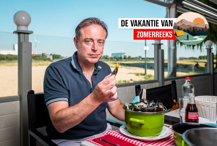 Bart De Wever op het strand van Sint-Anneke.