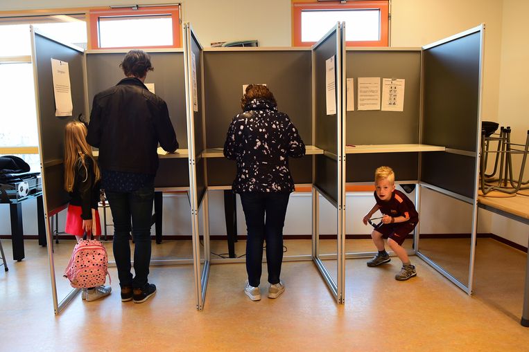 In het Volendamse stembureau Blokwhere kreeg Forum voor Democratie tijdens de statenverkiezingen in maart bijna 62 procent van de stemmen. Beeld Marcel van den Bergh