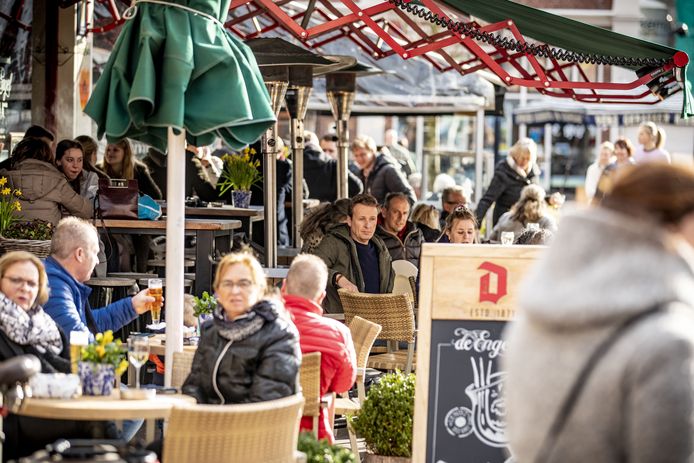 Gebruikelijke drukte in de Oldenzaalse binnenstad, zoals bij café De Engel op de Groote Markt.