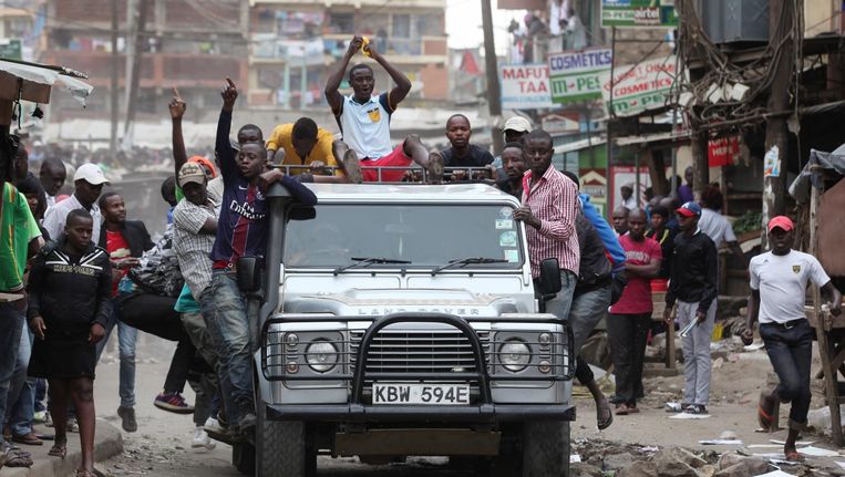 Aanhangers van oppositieleider Odinga gaan de straat op in Nairobi. Beeld epa
