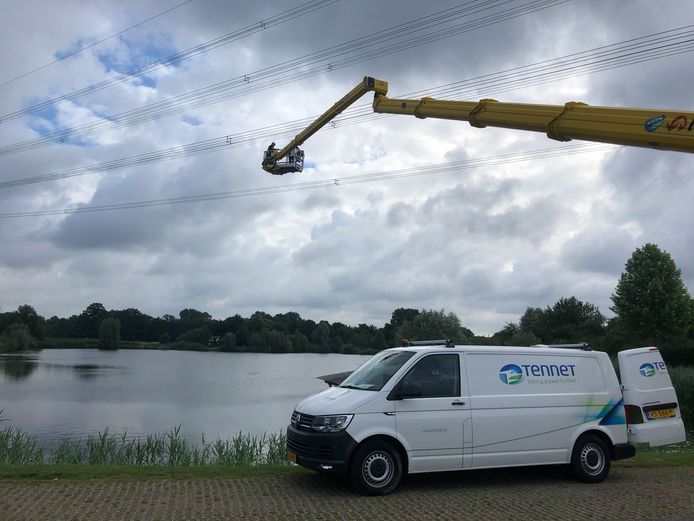 De lijn moest met een kraanwagen van de hoogspanningslijn verwijderd worden.