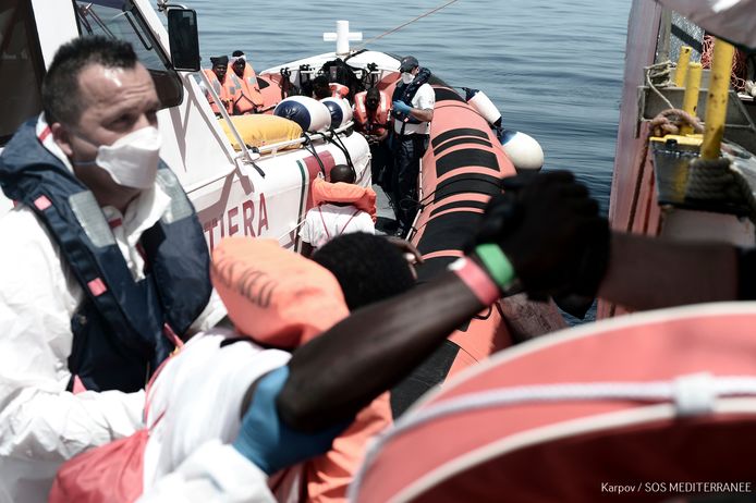 De migranten zijn op drie schepen onderweg naar Spaneje