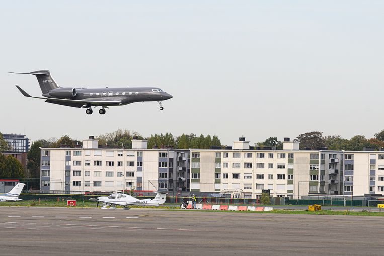 Een vliegtuig landt op de luchthaven in Deurne. Beeld Klaas De Scheirder