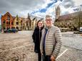 Karien Van Coillie en Carl Debruyne op de Markt in Nieuwpoort waar ze al jaren wonen. Ze vragen dringend een update van de erfgoedlijst