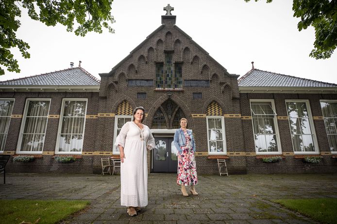 De ‘Oale School Lattrop’ is nu een bed and breakfast. Marieke Olde Weghuis (links) en Kristel Roelofs zijn de uitbaters.