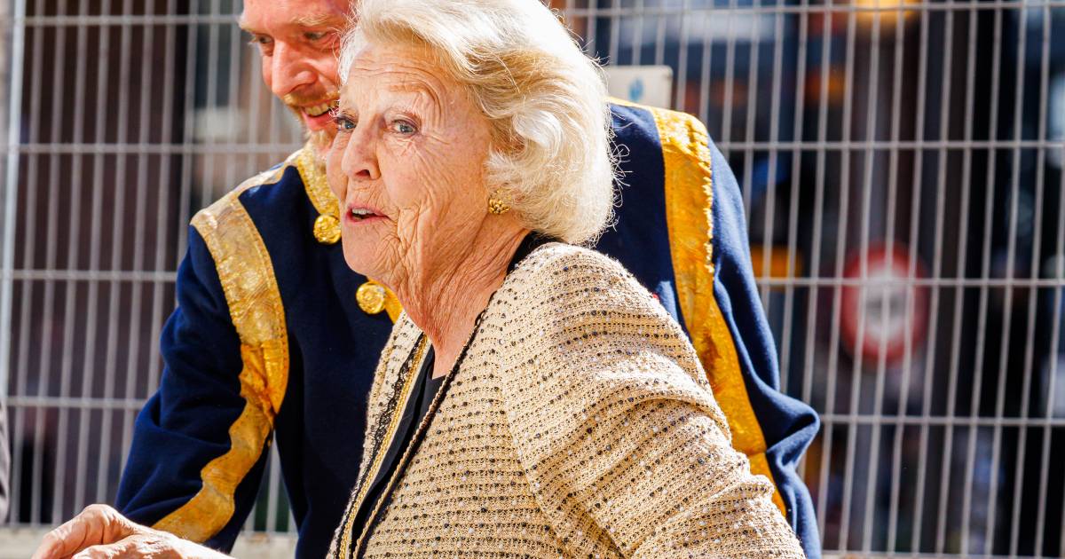 Nonna orgogliosa: la principessa Beatrice è stata avvistata di nuovo con una borsa con la foto delle nipoti |  Affiggere