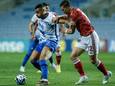 Giorgos Giakoumakis houdt Gibraltar-verdediger Jayce Olivero van de bal.