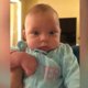 Schattig: baby ziet zichzelf voor het eerst op selfie