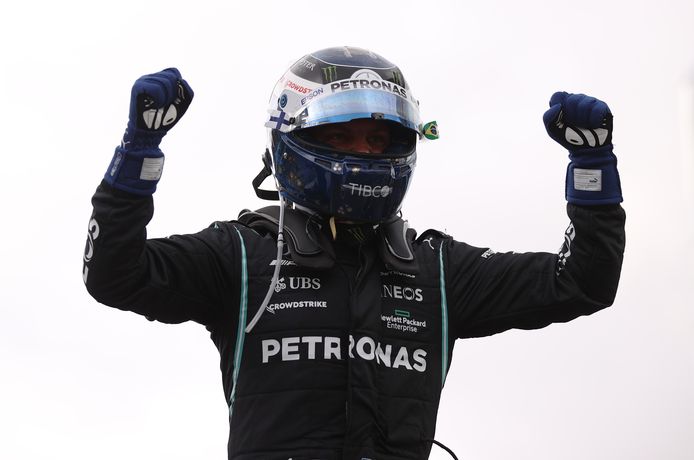 Valtteri Bottas viert zijn overwinning in de sprintrace.