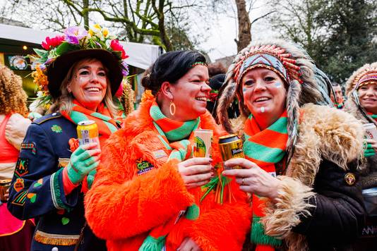 Marieke met wensbeenthee en haar vriendinnen met bier