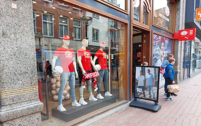 Ook bij de PSV City Store aan de Marktstraat in de Eindhovense binnenstad is de belangstelling voor de kampioenscollectie groot.