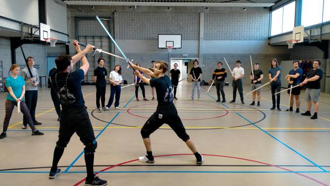 IN BEELD. Geschiedenisstudenten leren de kunst van het 14e-eeuwse slagzwaard: “Zwaard in de ene hand, historische bron in de andere”