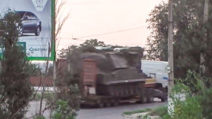 Op deze foto van 17 juli 2014 , gemaakt vlak na het neerstorten van vlucht MH17, rijdt er een Russische Buk-installatie met een missende raket in Loehansk, Oost-Oekraïne.