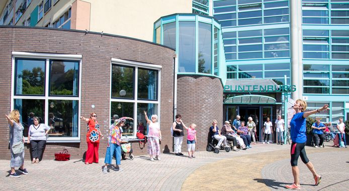 Olga Commandeur (rechts) doet oefeningen met Puntenburg-bewoners.