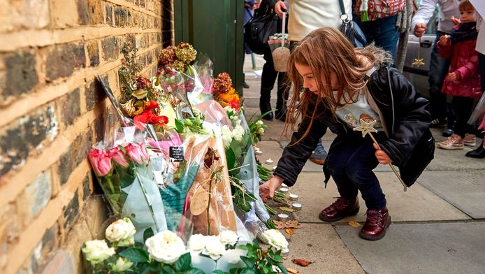 Een meisje legt bloemen neer na een mars voor de in Londen gedode Franse au pair, Sophie Lionnet. De stad is New York bijna aan het inhalen op vlak van moorden.