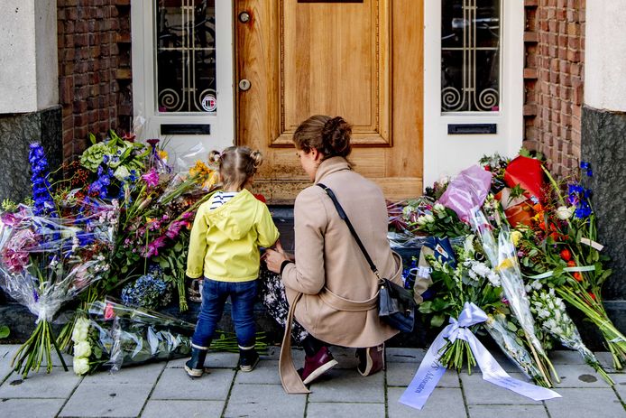 Mensen leggen bloemen bij het kantoor van de doodgeschoten advocaat Derk Wiersum.