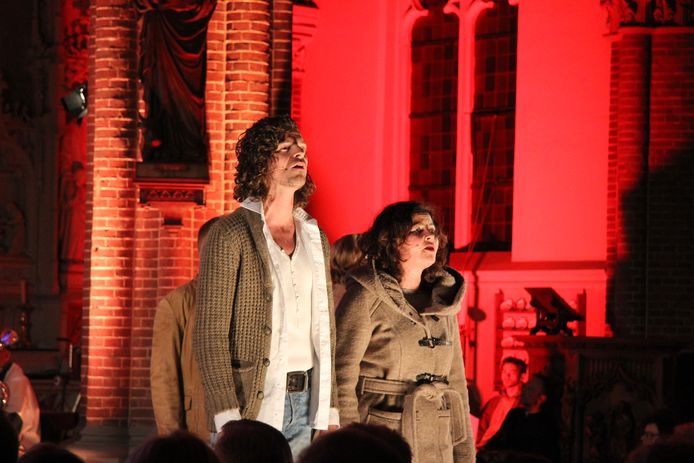Jezus (Maurice de Greef) zingt samen met Maria (Maaike Widdershoven).