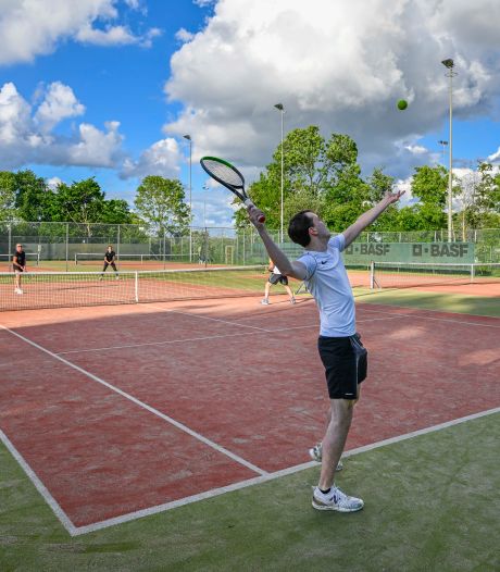 Willemstadtse tennisvereniging mikt op nieuwe kunstgrasbanen: ‘Bij regen is het spekglad’