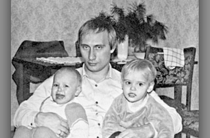 Een oude foto van president Poetin met zijn twee dochters.