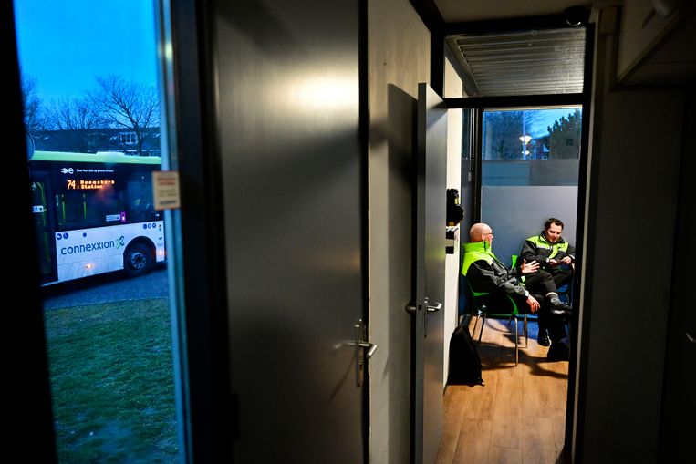 Chauffeur Eddy rijdt  met bus 382 van IJmuiden naar Amsterdam Sloterdijk. 
 Beeld Olaf Kraak