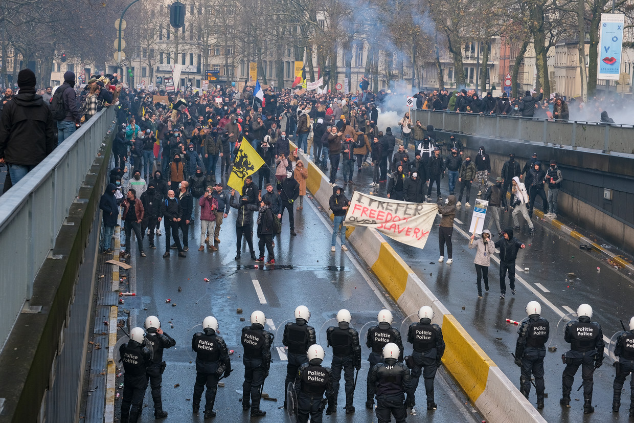 De politie verhindert dat een deel van de betogers de tunnels van de Kleine Ring induikt. Beeld Marc Baert
