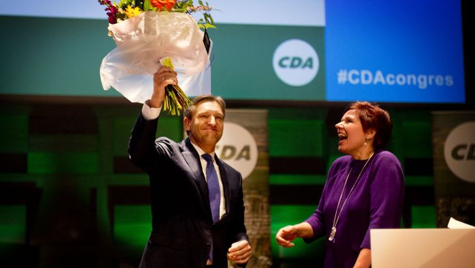 Fractievoorzitter Sybrand Haersma van Buma en partijvoorzitter Ruth Peetoom begroeten het publiek tijdens het CDA congres in Rotterdam, in oktober 2012