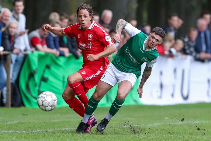 Giovanni Troupee namens FC Twente in actie tegen HSC '21.