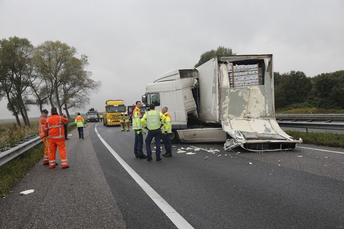 Op de A58 richting Breda bij afrit Wouwse Plantage heeft dinsdagmiddag een ongeluk plaatsgevonden tussen twee vrachtwagens.