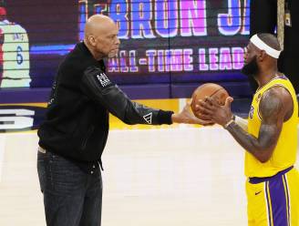 KIJK. Mooi moment: Kareem Abdul-Jabbar komt parket op om LeBron James symbolisch bal te overhandigen